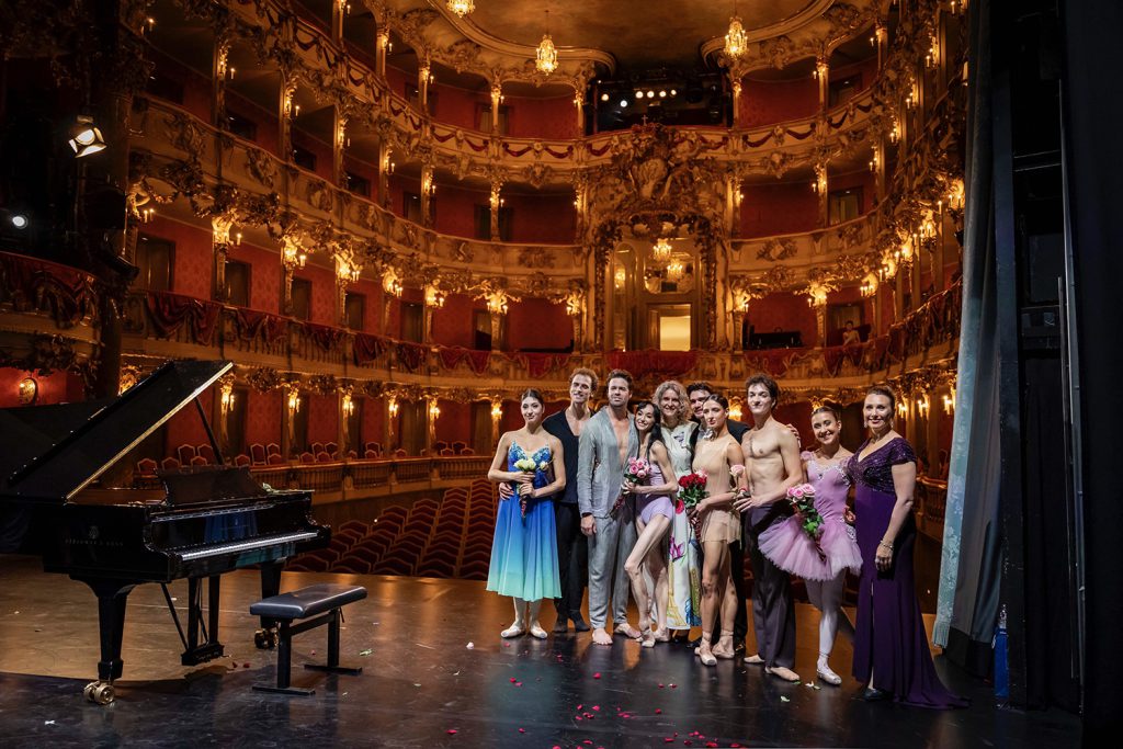 Künstler und Verena Wohldorf auf der Bühne des Cuvilliés-Theater, München